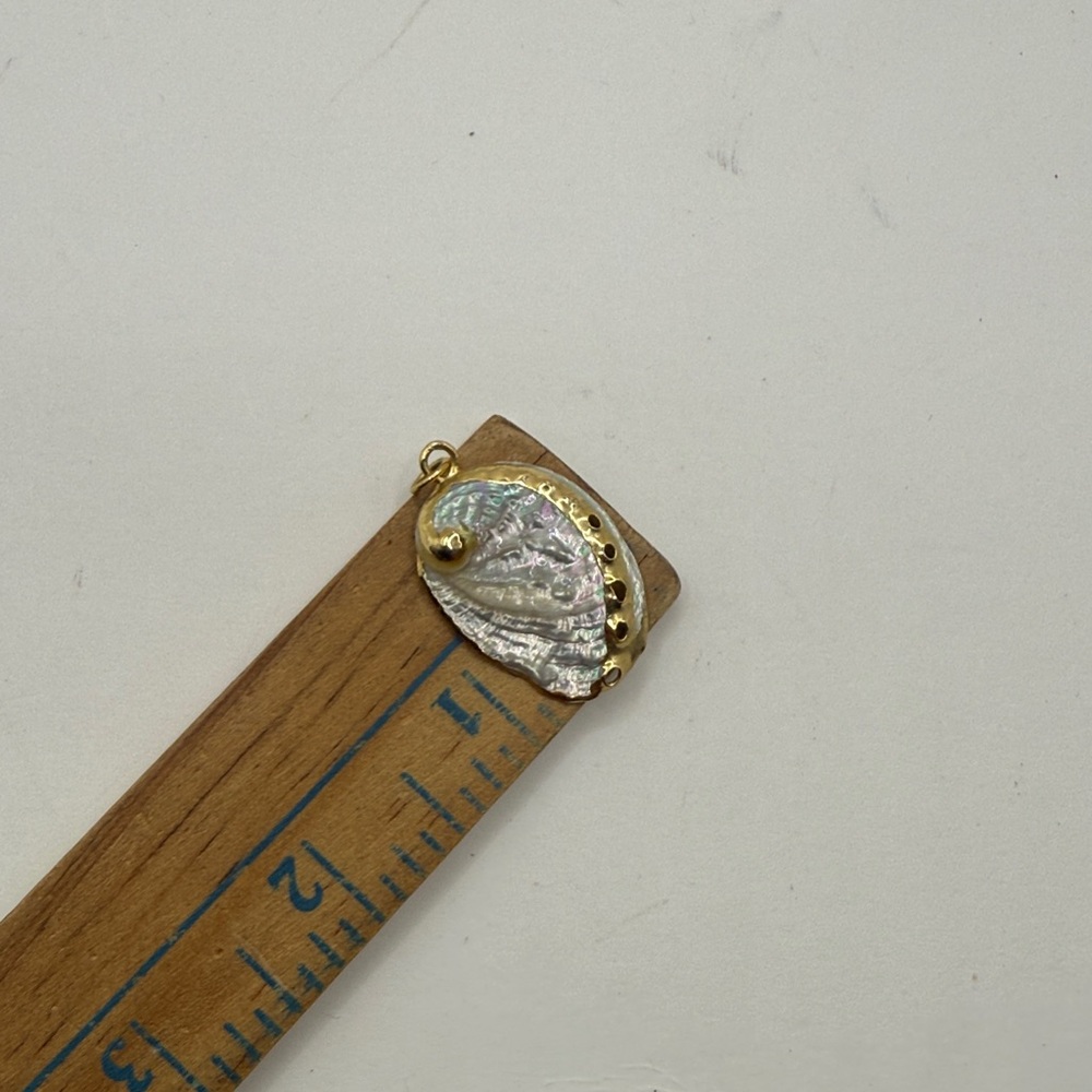 Vintage Gold Tone White Iridescent Seashell Shell Pendant Jewelry Beach - Picture 6 of 6